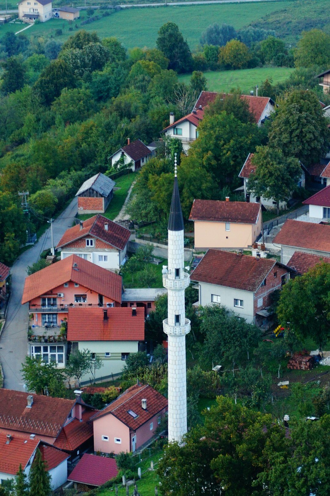 Hrvatski pisac za drvenim stolom piše u bilježnicu